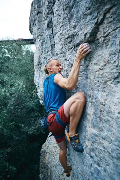 Kaya tırmanışı. zorlu yol kireçtaşı duvardaki adam rock tırmanma — Stok fotoğraf