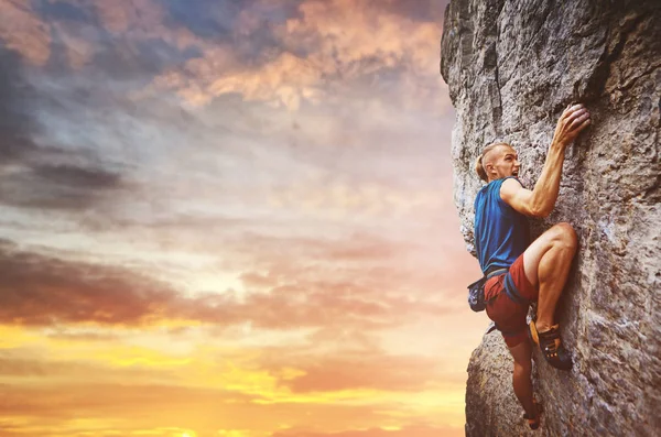 Kletterer erklimmt die anspruchsvolle Route an der Kalkwand — Stockfoto