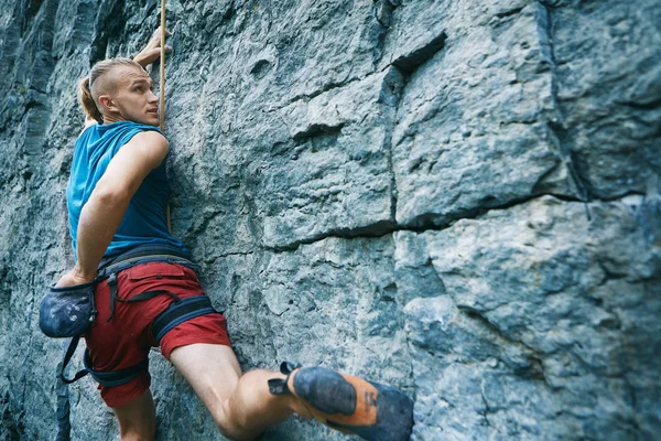 Rotsklimmen. man rock klimmer de uitdagende route klimmen op de muur van kalksteen — Stockfoto