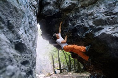adam rock tırmanma üzerinde overhanging uçurum