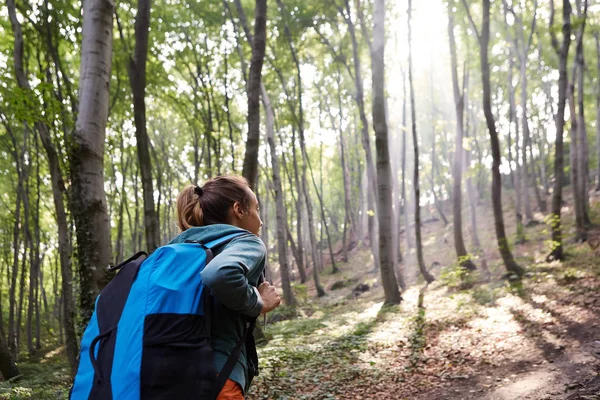 Actieve vrouw wandelen in het bos — Stockfoto