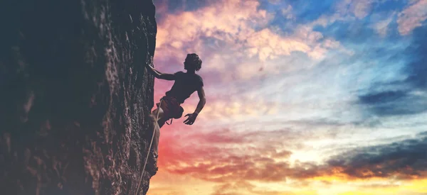 Bergsteiger Mit Langen Haaren Seitenansicht Eines Jungen Bergsteigers Leuchtend Roten — Stockfoto