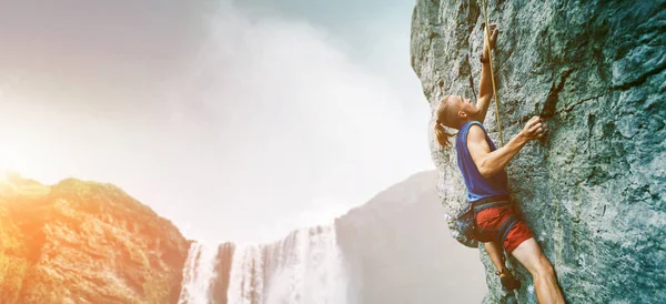 Bergsklättrare klättrar utmanande rutten på kalksten väggen — Stockfoto