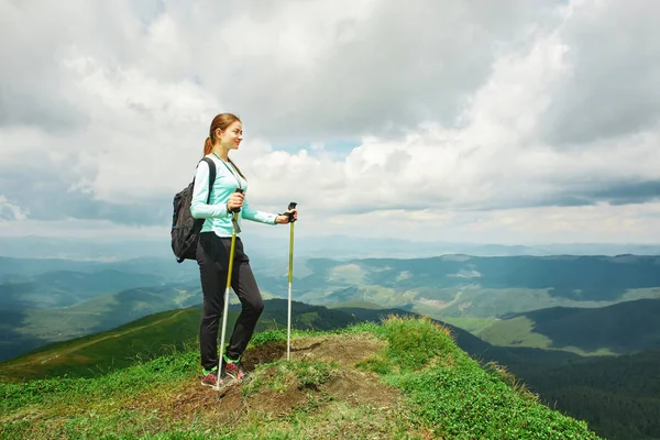 Wanderin genießt die Aussicht auf die Berglandschaft. Karpaten, Ukraine — Stockfoto