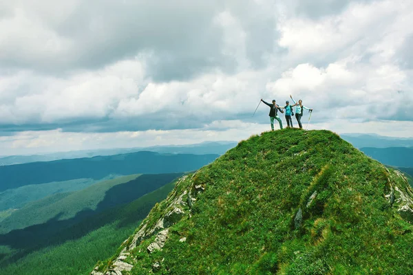 Groupe de randonneurs debout au sommet de la colline dans les montagnes des Carpates, Ukraine — Photo