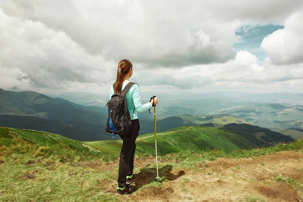 Женщина турист наслаждается видом на горы ландшафта. Карпаты, Украина — стоковое фото