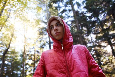 kadın kırmızı ceketli sonbahar Ormanda yürür