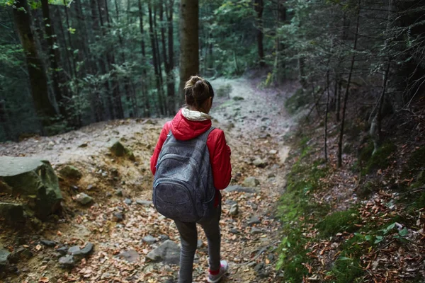 빨간 자 켓에 여자 등산객이을 숲에서 산책 — 스톡 사진