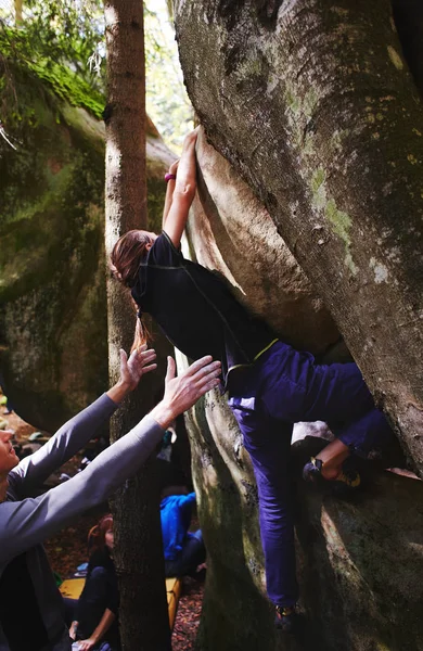 Bir kaya ve onun ortakları sigortalanması bir kadın rock tırmanma. — Stok fotoğraf