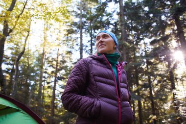 çam ormanlarının içinde kadın uzun yürüyüşe çıkan kimse