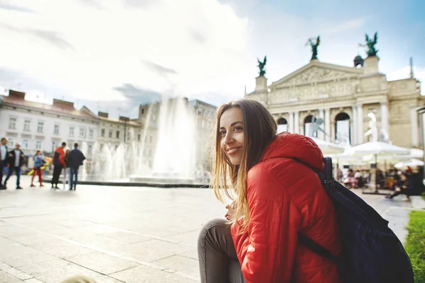 Hermosa mujer turista caminando en el centro de la antigua Lviv —  Fotos de Stock