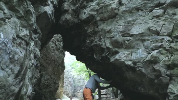 절벽에서 bouldering 루트를 등반 하는 사람 — 비디오