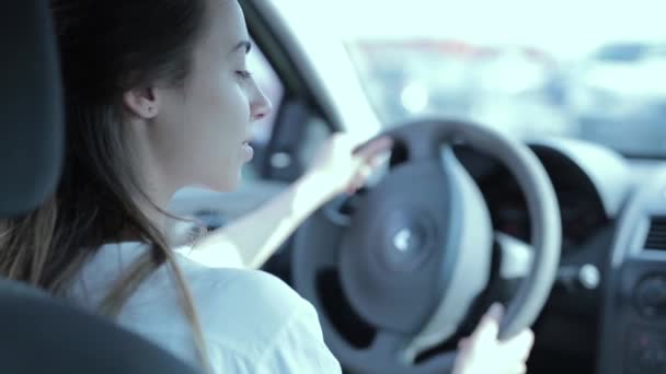 Femme chauffeur dans la voiture — Video