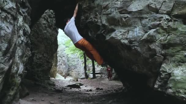 Hombre escalando bouldering ruta en el acantilado — Vídeos de Stock