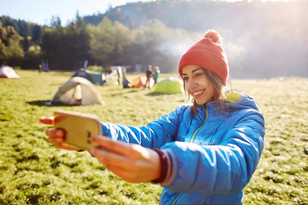 Glad Kvinne Blå Jakke Rød Lue Står Eng Høstskogen Solrik – stockfoto