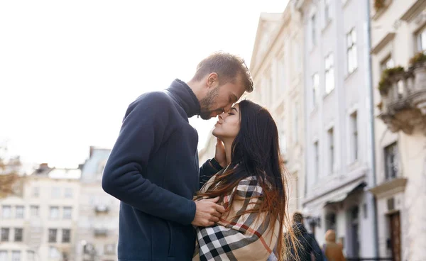 街歩きの間に抱き合ってキスをする若いロマンチックな魅力的なカップルの肖像画 暖かい秋の日に一緒に過ごす時間をお楽しみください 二人の恋人が歩いています 抱擁とキスでリヴィウ ウクライナ — ストック写真