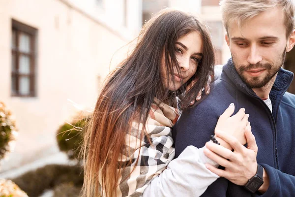 暖かい秋の日に街を歩く若いロマンチックなカップルの肖像画 2人の恋人は歩いていると抱擁でリヴィウ ウクライナ — ストック写真