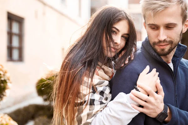 Porträtt Ett Ungt Romantiskt Par Som Kramas Stadspromenaden Den Varma — Stockfoto