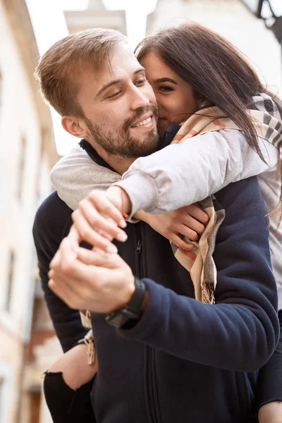 Potret Pasangan Romantis Muda Berpelukan Selama Kota Berjalan Hari Musim — Stok Foto