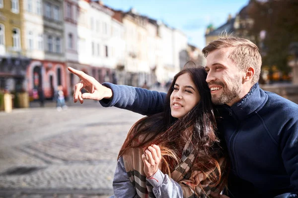 Lycklig man och kvinna på en rundtur i sightseeing i stadens centrum. dating i staden på varm höst dag — Stockfoto