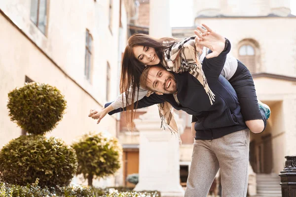 Lyckliga paret kär. dating i staden — Stockfoto