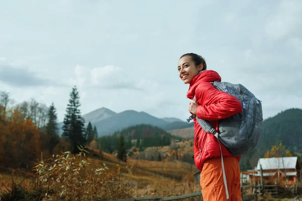 Wanderin Mit Rucksack Bekleidet Mit Roter Jacke Und Orangefarbener Hose — Stockfoto