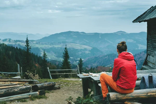 Femme Randonneur Veste Rouge Pantalon Orange Reposant Assis Sur Banc — Photo