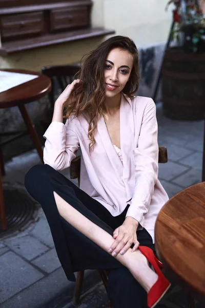 Hermosa mujer de moda con el pelo largo posando en la calle — Foto de Stock