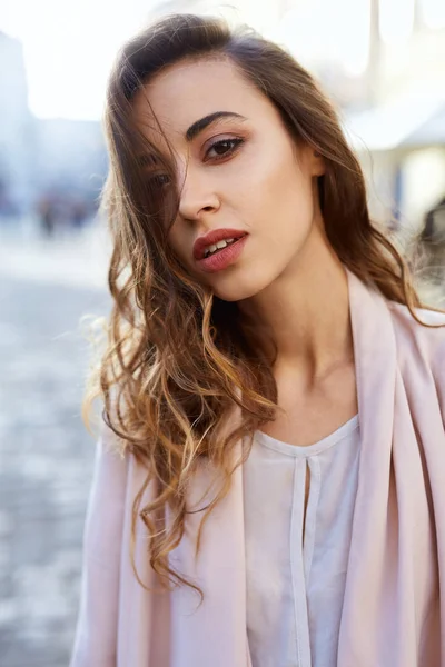 Hermosa mujer de moda con el pelo largo posando en la calle — Foto de Stock