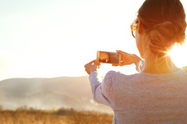 çekici gülümseyen kadın car yakınındaki yolda duruyor