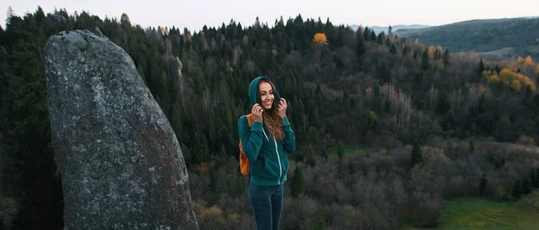 숲 배경 절벽의 가장자리에 서 있는 여자 — 스톡 사진