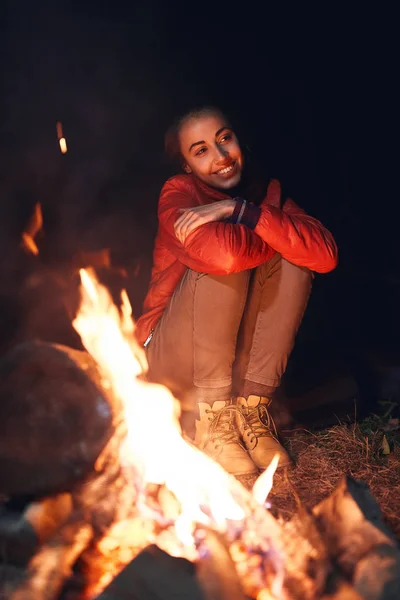 Young woman in sitting near the campfire — Stock Photo, Image