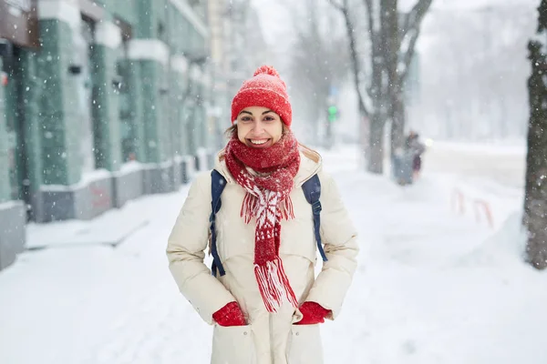 Mujer Sonriente Alegre Chaqueta Blanca Gorra Roja Bufanda Manoplas Caminando —  Fotos de Stock