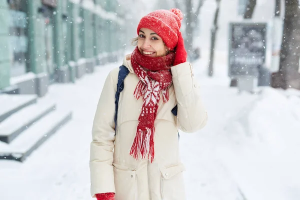 Mujer Sonriente Alegre Chaqueta Blanca Gorra Roja Bufanda Manoplas Caminando — Foto de Stock