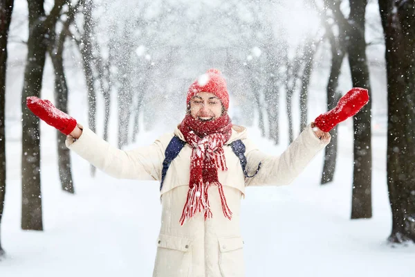 Donna Allegra Sorridente Piumino Bianco Cappuccio Rosso Sciarpa Guanti Che — Foto Stock