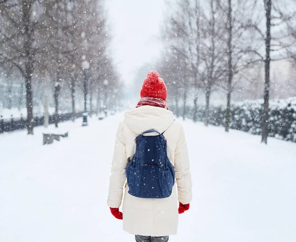 Kobieta Białym Dół Kurtki Czerwoną Czapkę Szalik Rękawiczki Chodzenie Snowy — Zdjęcie stockowe