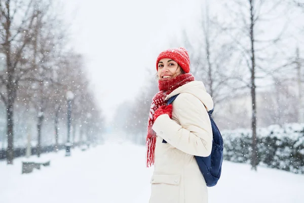 Femme Souriante Joyeuse Duvet Blanc Casquette Rouge Écharpe Mitaines Marchant — Photo