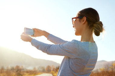 çekici gülümseyen kadın car yakınındaki yolda duruyor