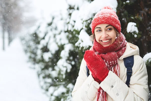 Ritratto Allegro Donna Sorridente Piumino Bianco Cappuccio Rosso Sciarpa Guanti — Foto Stock