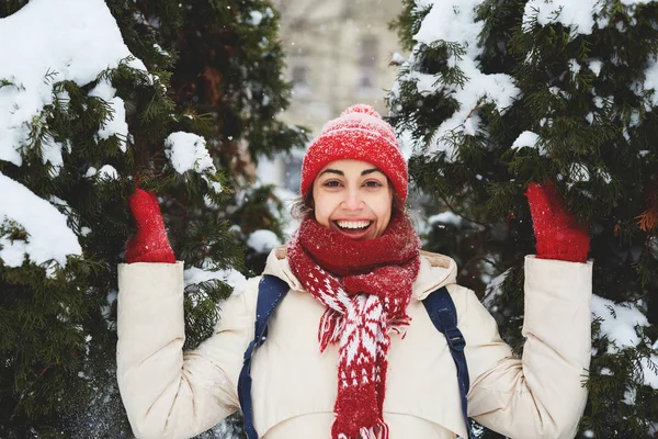 Ritratto Allegro Donna Sorridente Piumino Bianco Cappuccio Rosso Sciarpa Guanti — Foto Stock