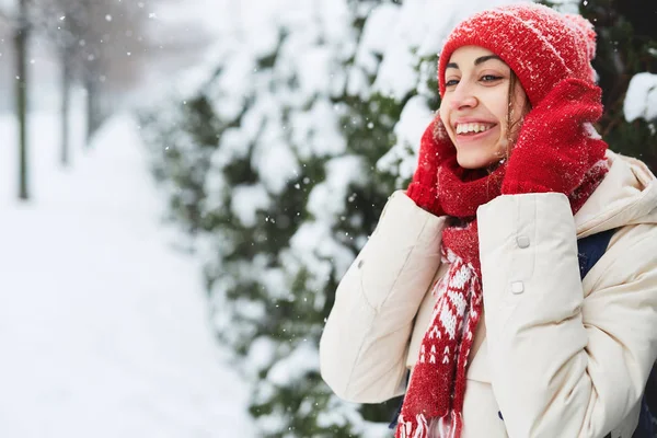 Retrato Mulher Sorridente Alegre Casaco Branco Para Baixo Boné Vermelho — Fotografia de Stock