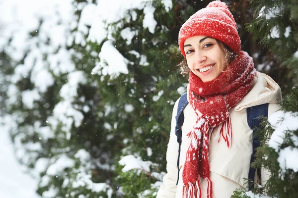 Joyeux Souriant Femme Vêtements Chauds Bonnet Tricoté Rouge Écharpe Mitaines — Photo