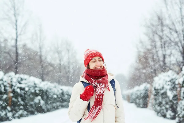 Femme Souriante Joyeuse Vêtements Chauds Bonnet Tricoté Rouge Écharpe Mitaines — Photo