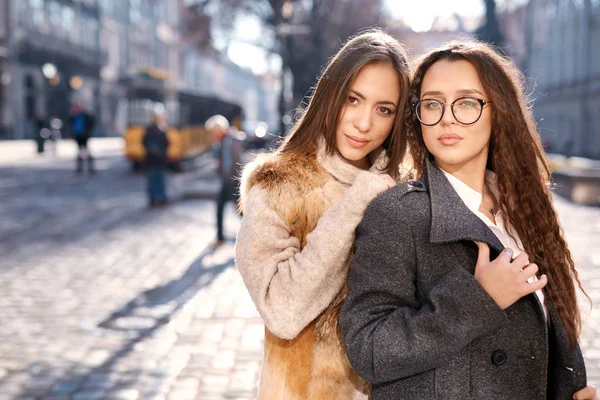 Twee mooie modieuze vrouwen wandelen in het centrale deel van de stad — Stockfoto