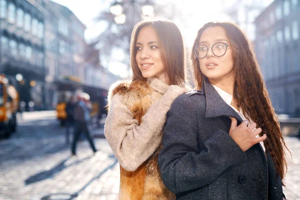 Twee mooie modieuze vrouwen wandelen in het centrale deel van de stad — Stockfoto