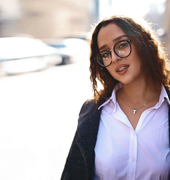 Hermosa mujer caminando en la parte central de la ciudad — Foto de Stock