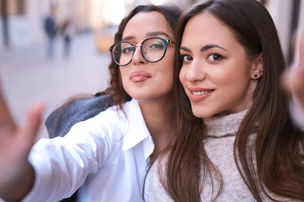 Twee mooie vrouwen selfie maken door de telefoon in het centrale deel van de stad — Stockfoto