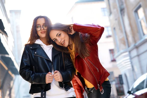 Twee jonge meisjes wandelen stad met plezier — Stockfoto