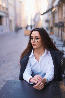 Şehir merkezi bölümünde yürüyen güzel kadın