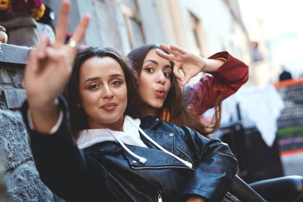 Twee jonge meisjes wandelen stad met plezier — Stockfoto